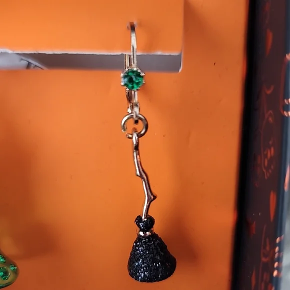 Betsey Johnson Emerald Ghost Earrings with Black Hat - Picture 4 of 8